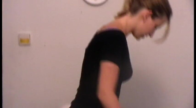 Femdom Austria: Drcení otroka na podlaze