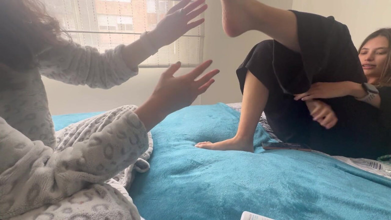 scarlettandc: Jego stopy mnie fascynują i dotyka całego mojego ciała