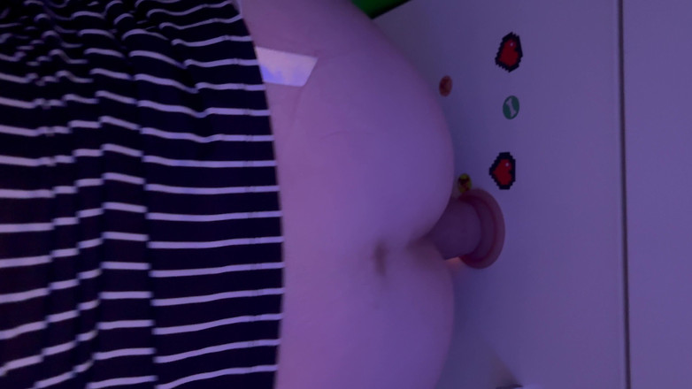 Naomi Pink: डिल्डो मेरी पत्नी को चोद रहा है