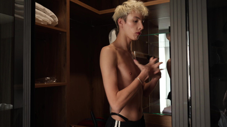 Sandro Jenner: Femboy, Üvey Babasının Onu Sevişmesi Için Bir Kıyafet Giyiyor