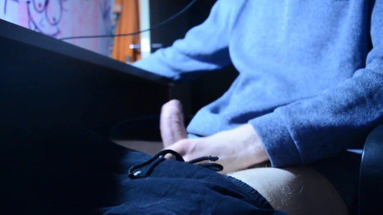 Vinn th20: I masturbate dick while the girl is at work.