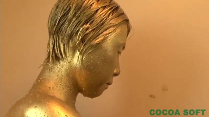 Cocoa Soft: La primera mujer embarazada en la pintura de oro