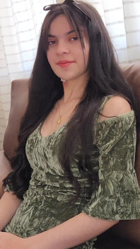 Infields - Ea îl fute pe cel mai bun prieten al iubitului ei. Laura cea sexy și incitantă se dezbracă în patul ei pentru a fi futută