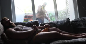 Accarezzando mentre Custodian pulisce