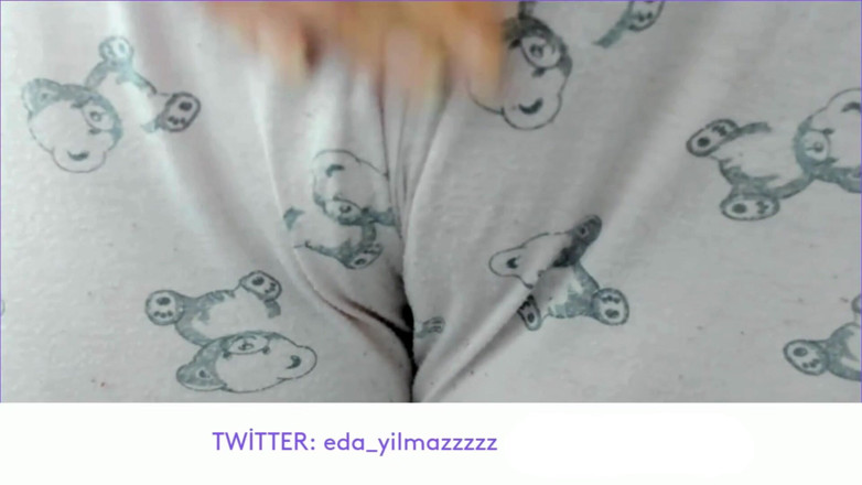 bigass_sexy_bigboobs: Esfregando buceta com pijama - capô de fusca