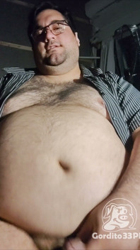 Fettes, schmutziges und verschwitztes Schwein masturbiert den ganzen Tag