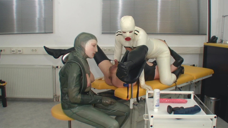 Rubber & Clinic Studio - 1ATOYS: Versautes gummi-arschfisting