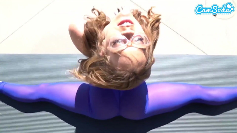 CamSoda: Antrenamentul sexy flexibil de yoga se transformă în futai cu vibrator...