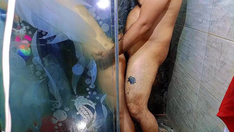 ADYgirls: 継娘と一緒にシャワーを浴びている