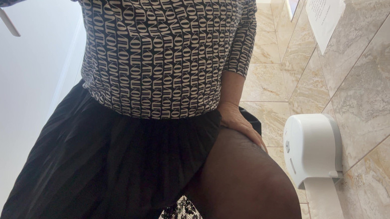 Step Mommy: Nadržená sexy macecha si tře kundičku na veřejné toaletě