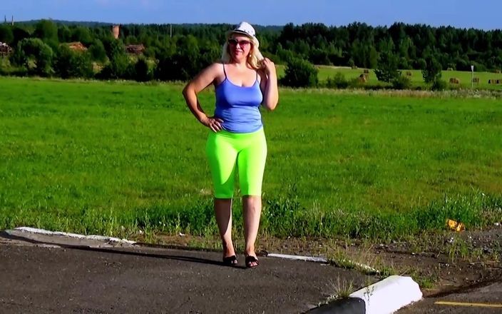 RedRoseRus: Legging jaune - marche sur la route avec un gros cul