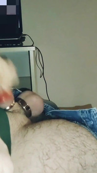 Masturbează la porno toată noaptea. și umple un prezervativ pentru a ejacula.