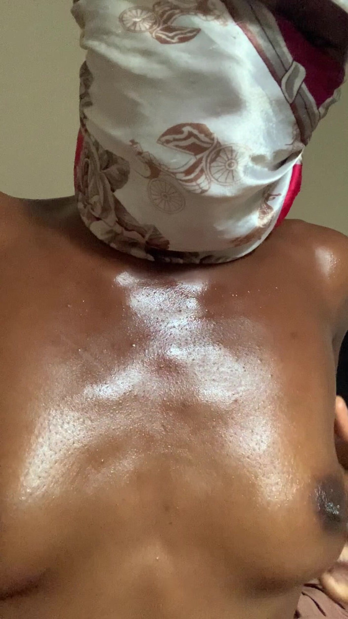 Browngurl234: Ateşli minyon genç browngurl234 göğüslerini okşuyor şehvetli anın tadını çıkarıyor