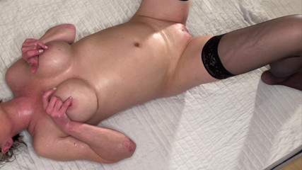 Aqua Pola: Peituda milf faz xixi em si mesma