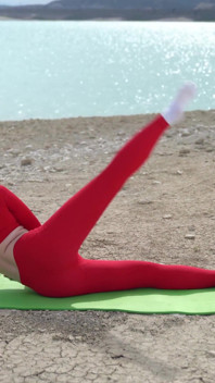 Elle fait du yoga et étirement Nerby Beautiful Lake