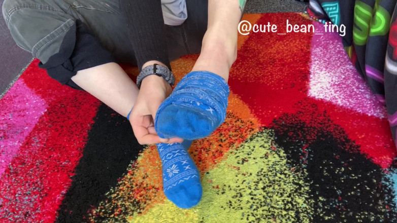 Alice Bean: Bean stript haar sokken