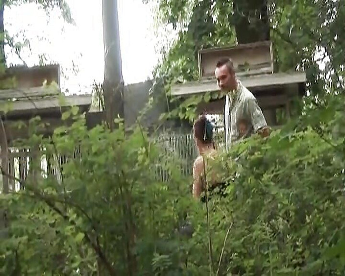 Deutsche Camgirls: 有一个惊人的圆屁股的饥渴德国女士喜欢在树林里做爱