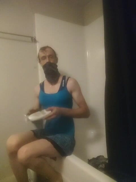 K8e Snow: बाथरूम में कपड़े आजमाना