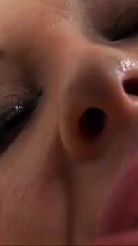 Peituda loira em leggings rosa apertada é dominada por cara tatuado com pau enorme - ação intensa bdsm!
