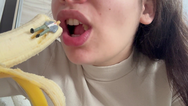 AmayaMori: Une belle-mère géante mange une banane mais voit