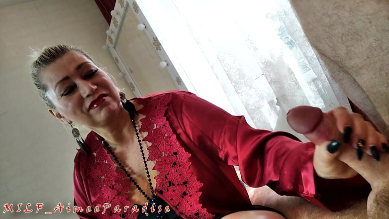 AimeeParadise: Hermosa dama madura con una polla en la boca!