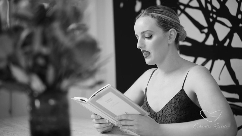 CharlieForde: Ode alla letteratura isterica con Charlie Forde, Amber Moore