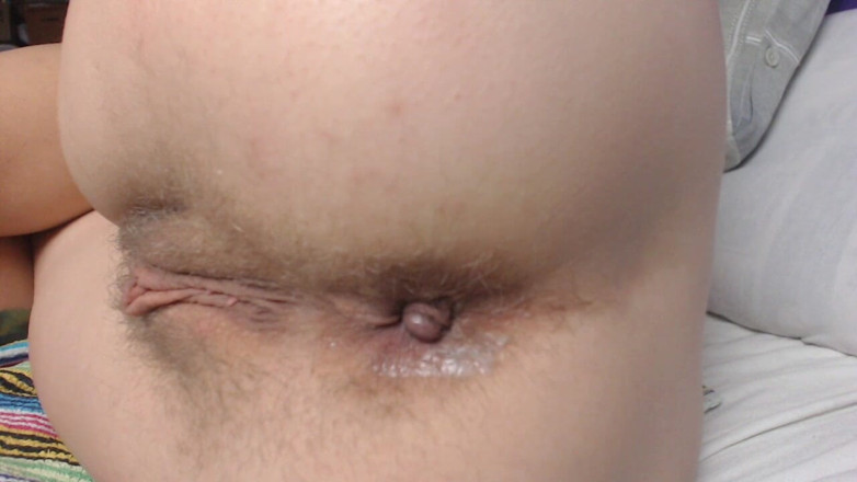 Risky Hairy Couple: Elle exhibe son trou du cul poilu et 2 doigts