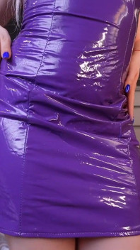 ¡Fetiche de látex sfw! Rubia con vestido de látex violeta