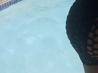 Mistress Re: Sesión de fotos divertida de verano: mujer en una piscina