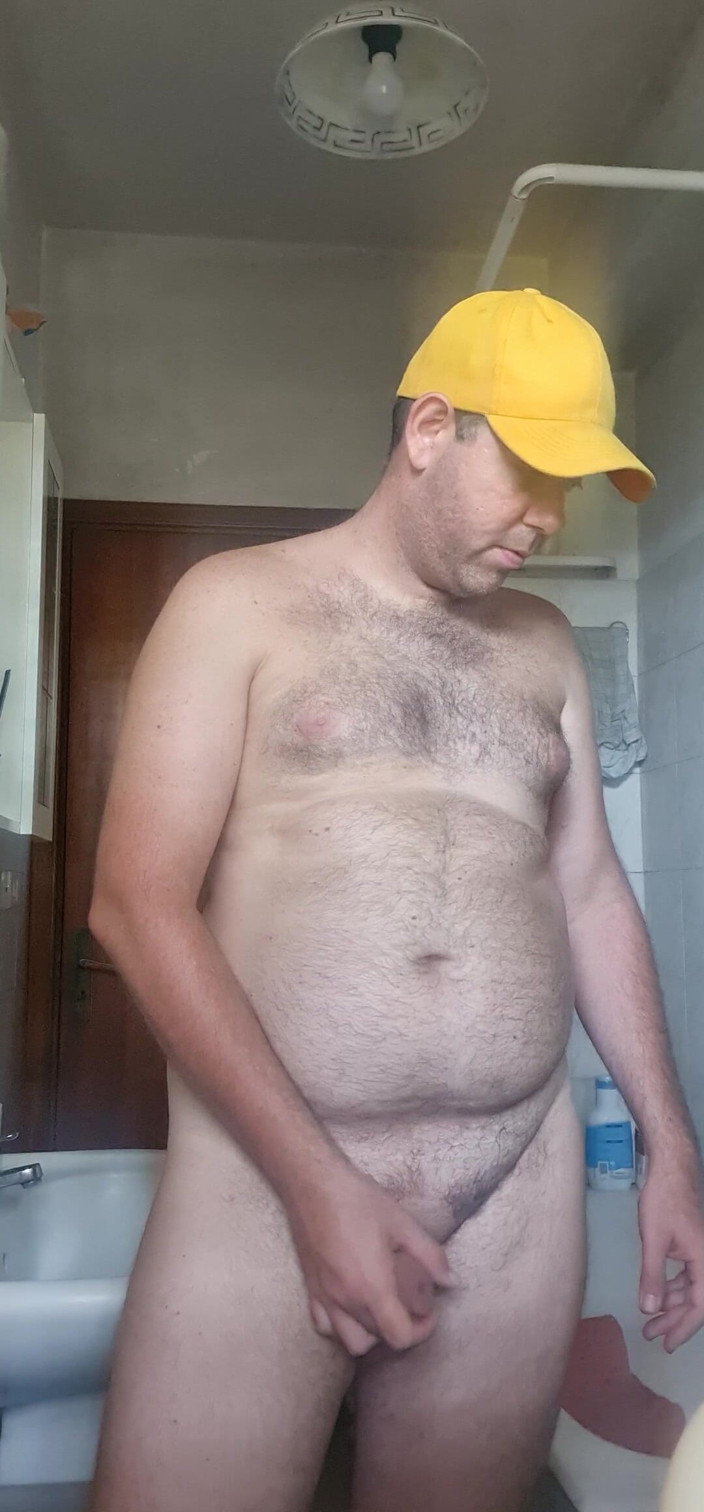 Mirko2589: Garoto nu no banheiro com chapéu amarelo