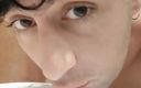 Idmir Sugary: Плювання хлопців, сперма і облизування його знову у ванній кімнаті готелю - гра зі спермою