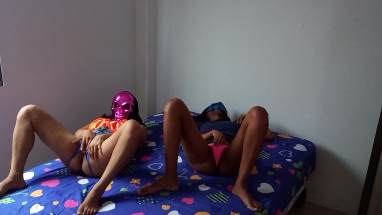 Martin13: Ми хочемо трахатися, але ніхто не приходить до нас додому!! Ми дуже гарячі зведені сестри, які шукають випадкового сексу