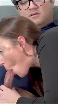 一个丰满热辣的脱衣舞娘吮吸他的微