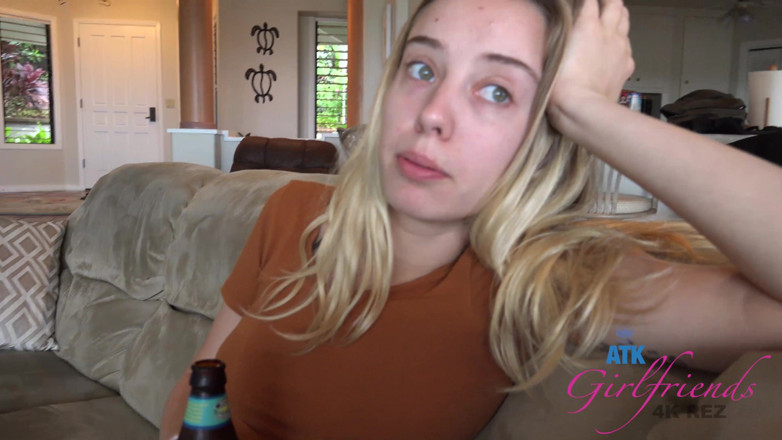 ATK Fans (Girlfriends): Du fingerst sie und sie spritzt auf der couch