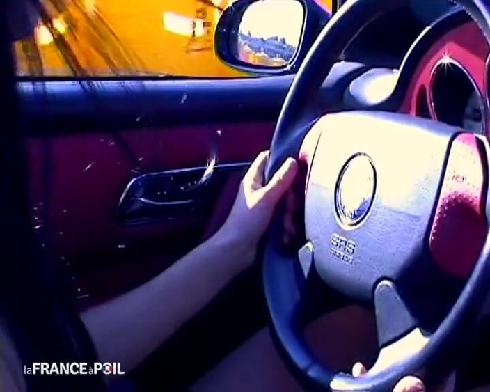 La France a Poil: Si rambut coklat muda panas memberikan pembonceng menunggang khas