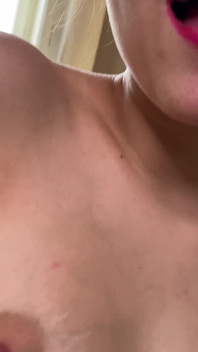 Bella Ragazza Si Masturba Con Passione