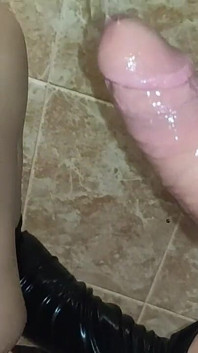 Blowjob dalam bilik air dalam pakaian hitam
