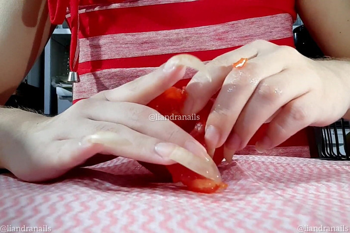 Goddess Li: Détruire une tomate