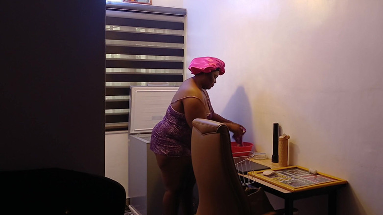 Mara Exotic: Домашні обов'язки: чорношкіра товста дупа красуні нахиляється