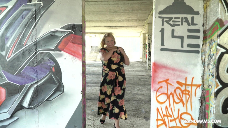 Grandmams: Bossy Stepmom Fucks a Construction Worker