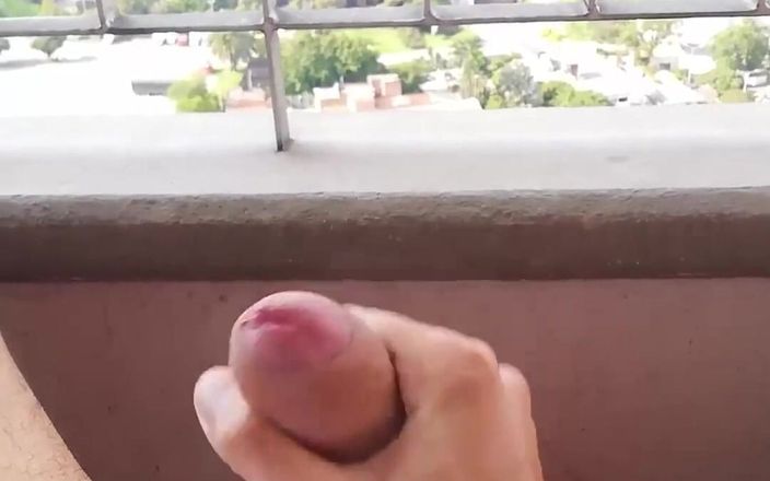 Camilo Brown: Masturbieren auf meinem balkon.