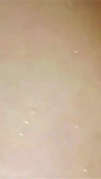 Ammu berdiri setelah mandi, dengan air menetes dari kepala dan memeknya