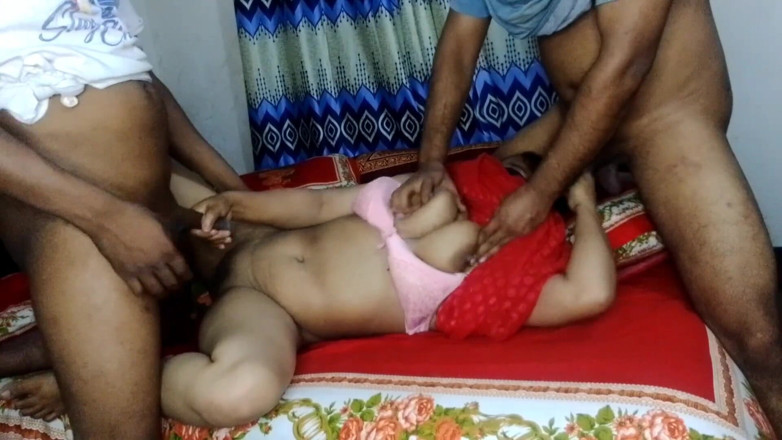 BanglaSexy24: Disfruta del trío sexual en una chica hardcore de Bangladesh...