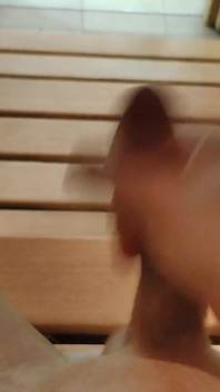 Bílý mladý chlapec venku a sperma v sauně
