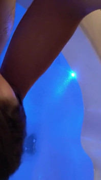 Unga franska par som leker i badet