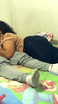 치카 베네졸라나 벤데도라 드 카페 아세프타 프로부에스타 인디센테