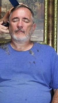 Tuns fără sutientă cu țâțe mari