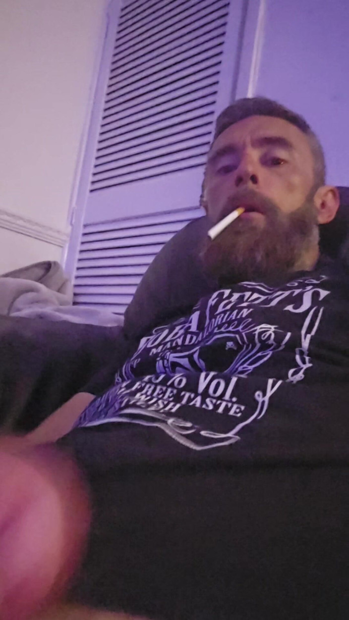 Smoking stoker: Masturbare și îmi alunec un deget în cur
