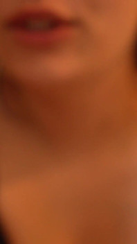 Een reuzin vrouw vernedert en beledigt haar kleine man en bespot hem omdat hij een kleine lul heeft.