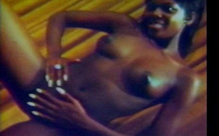 Vintage Usa: Vintage harig poesje zwart meisje masturbatie op het bed